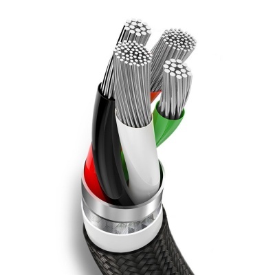 Cabo elétrico com vários fios trançados coloridos