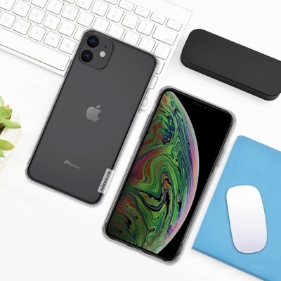 Dois iPhones, teclado branco, rato branco sobre tapete azul, caixa preta e planta