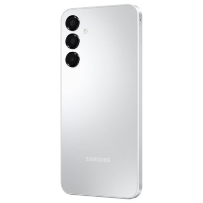Smartphone branco Samsung com três câmaras traseiras verticais e flash LED