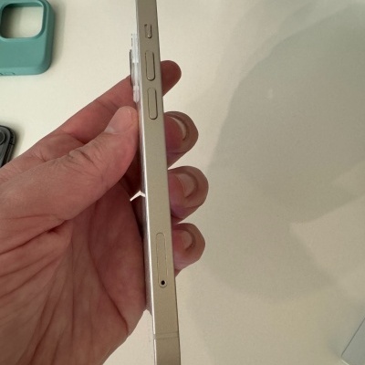 Smartphone dourado claro visto de lado com botões na lateral