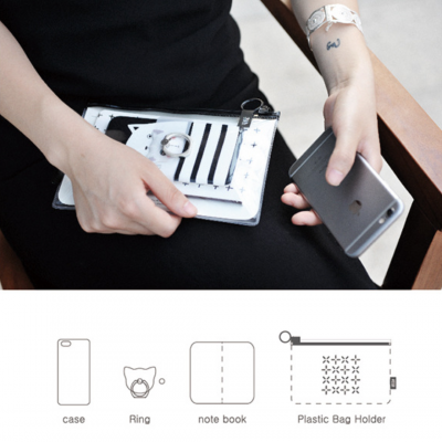 Carteira branca com padrão de cruzes pretas e acessórios, telefone cinza na mão