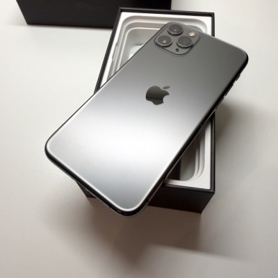 iPhone prateado fosco com três câmaras e caixa preta aberta