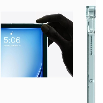 Smartphone com ecrã azul e moldura metálica prateada visto de frente e de lado com mão a segurá-lo