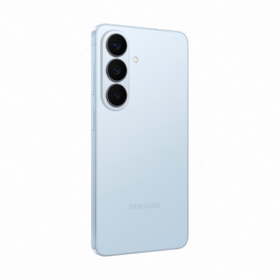 Smartphone Samsung azul claro com três câmaras traseiras verticalmente alinhadas