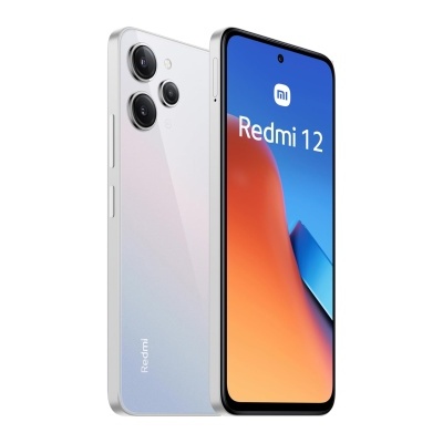 Smartphone Redmi 12 branco com câmara tripla e ecrã a mostrar texto Redmi 12