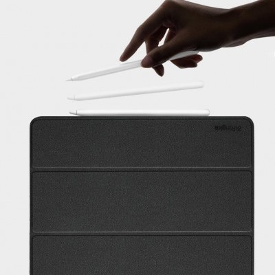 Canetas brancas e capa preta para tablet com logo