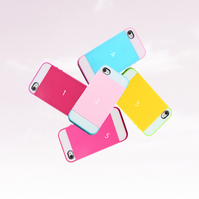 Capas coloridas para telemóveis em fundo rosa claro