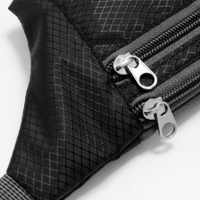 Bolsa preta com padrão quadriculado e dois fechos de zíper prateados