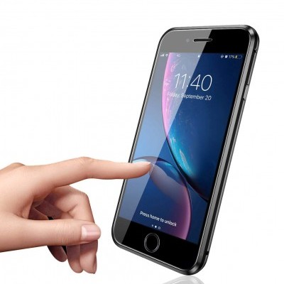 Smartphone preto com ecrã colorido e mão a tocar no ecrã