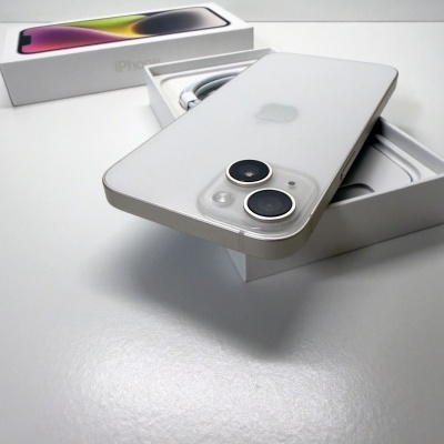 iPhone branco com duas câmaras traseiras em caixa aberta com cabos