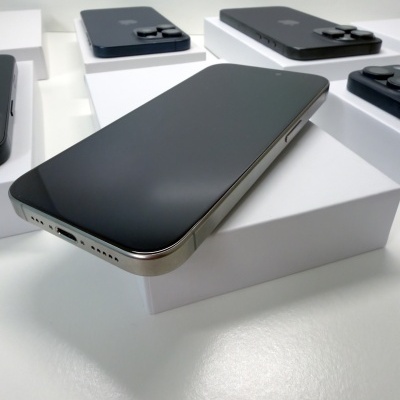 Smartphones pretos com câmeras triplas sobre caixas brancas