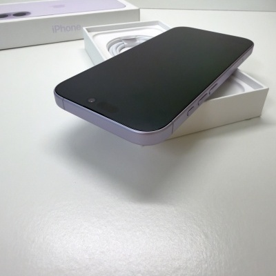 Smartphone lilás iPhone com cabo branco na caixa em fundo branco