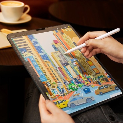 Tablet digital com caneta desenhando um cenário urbano colorido e chávena de café num ambiente interior