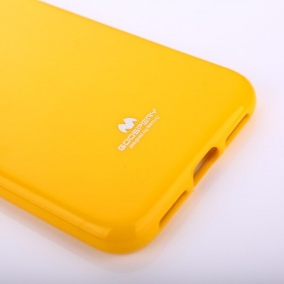 Capa protetora amarela para smartphone com texto branco no centro.