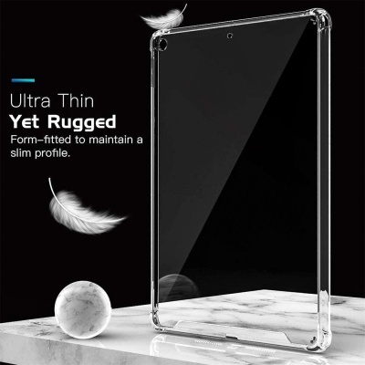 Capa transparente Ultra Thin Yet Rugged para tablet sobre superfície de mármore com penas brancas