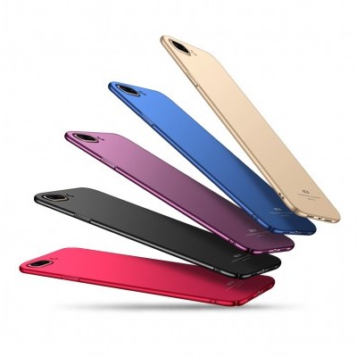 Cinco smartphones finos coloridos empilhados em leque sobre fundo branco.