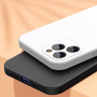 Duas capas de smartphone, branca e preta, com recortes para câmaras e portas.