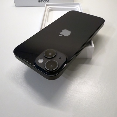 Smartphone iPhone preto com duas lentes de câmera sobre caixa branca e texto iPhone