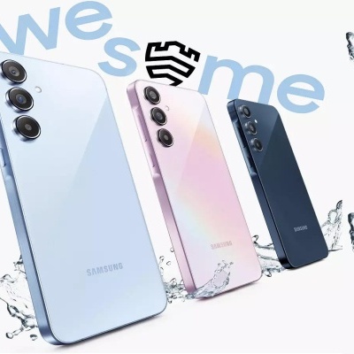 Três smartphones Samsung em várias cores com câmaras triplas e gotas de água