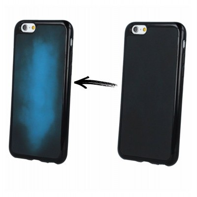 Duas capas pretas para smartphone, uma com uma área azul esfumada no centro