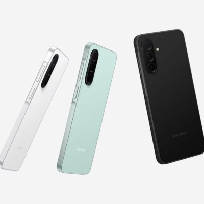 Três smartphones Samsung em várias cores, fundo branco