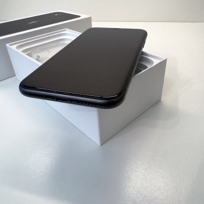 Smartphone preto em caixa branca aberta