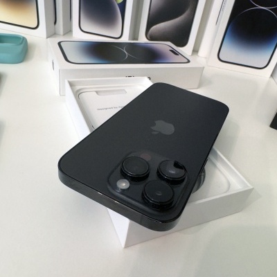 Smartphone preto Apple com três câmaras na caixa branca