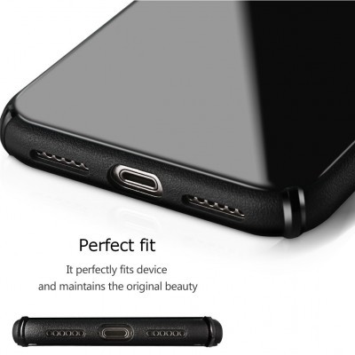 Capa preta para smartphone com recortes para porta USB-C e grelhas de som