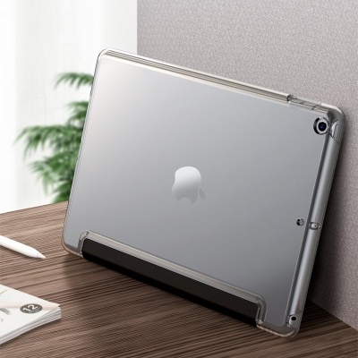 Tablet Apple com capa protetora transparente sobre mesa de madeira