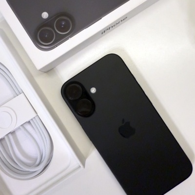 Smartphone preto Apple iPhone com dupla câmara e caixa com cabo de carregamento