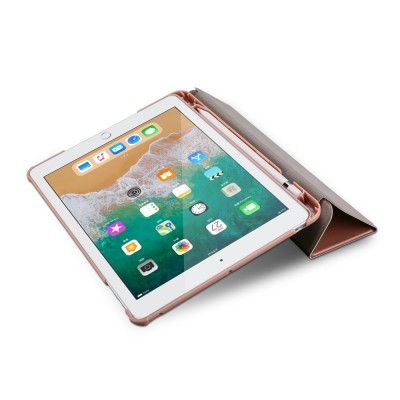 Tablet branco com capa protetora rosa e tela ligada com ícones coloridos