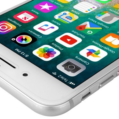 Smartphone branco com ecrã colorido a mostrar várias apps