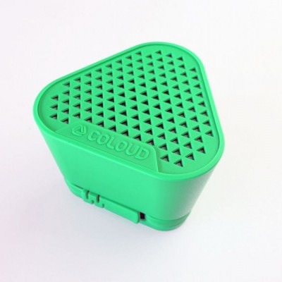 Altifalante portátil verde triangular com padrão de triângulos e texto COLOUD