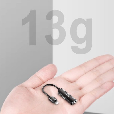 Adaptador de áudio USB-C para jack 3.5 mm preto na palma da mão