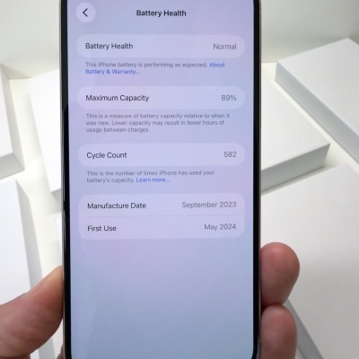 Smartphone a mostrar estado da bateria com texto em inglês