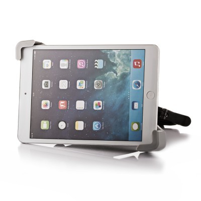 Tablet branco em suporte preto numa superfície branca com ecrã ativo