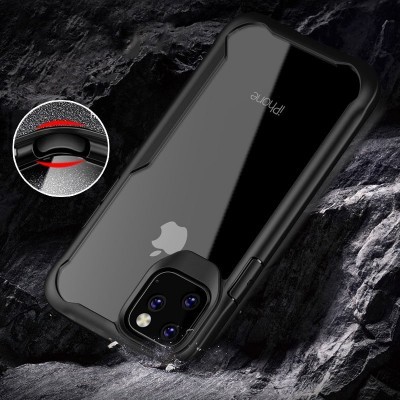 Capa protetora preta translúcida para iPhone sobre pedra escura