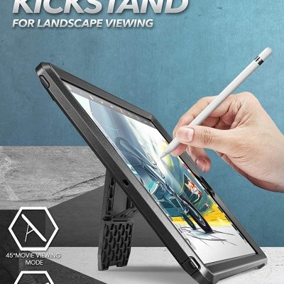 Tablet preto com suporte incorporado e caneta digital a ser usado