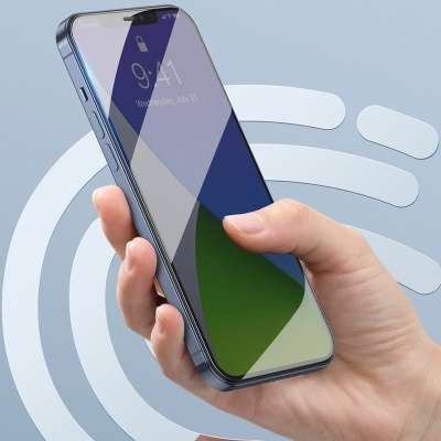 Smartphone azul metálico com ecrã ligado numa mão em fundo azul claro com padrões circulares