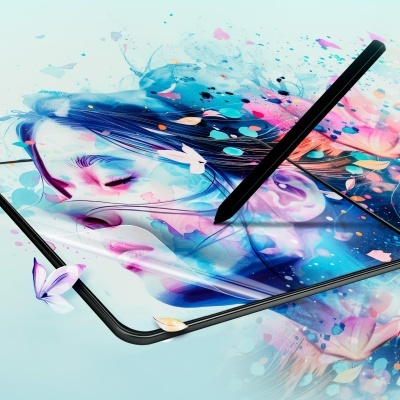 Tablet com pintura digital em tons azul e rosa usado com caneta stylus preta