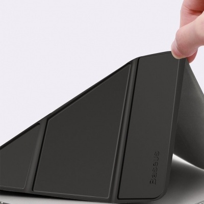 Suporte dobrável triangular preto da Baseus em uso com mão segurando aba.