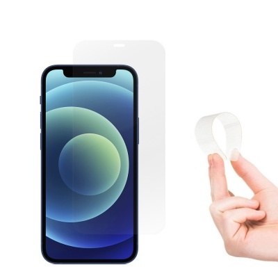 Smartphone com película protetora e mão segurando tira plástica transparente