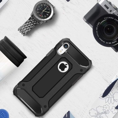 Capa robusta preta para iPhone junto a relógio de pulso, máquina fotográfica Fujinon e caneca