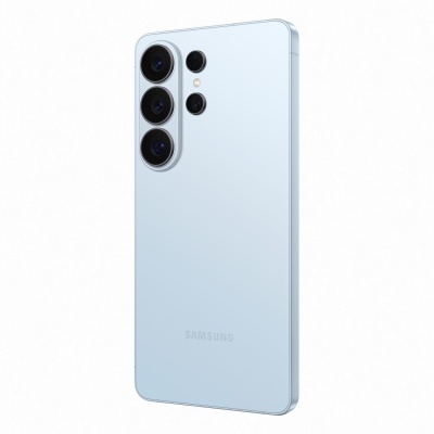 Smartphone Samsung azul claro com cinco câmaras e fundo branco