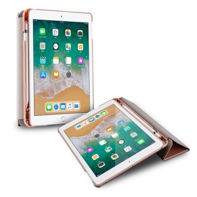 Dois iPads com capas em cor cobre metálico, um em pé e outro inclinado com ecrãs ativos.