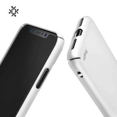 Dois telemóveis com capas protetoras brancas e escrita 'iPainšík' numa delas