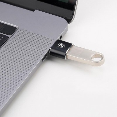 Pen USB metálica prateada ligada a portátil cinza