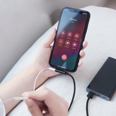 Smartphone preto ligado a bateria externa preta com chamadas Baseus no ecrã