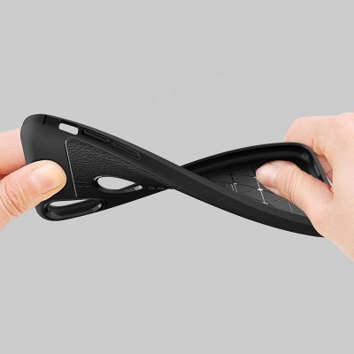 Capa protetora flexível preta para smartphone sendo dobrada por duas mãos