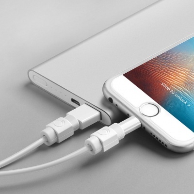 Carregador portátil cinzento a carregar smartphone branco com ecrã e texto 